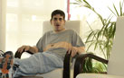 Javier sentado en la sala de su vivienda del Centro Zubieta