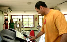 Alfonso practica ejercicio en una cinta de andar en el gimnasio